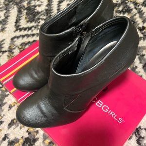 BCBG size 6.5 ankle boots